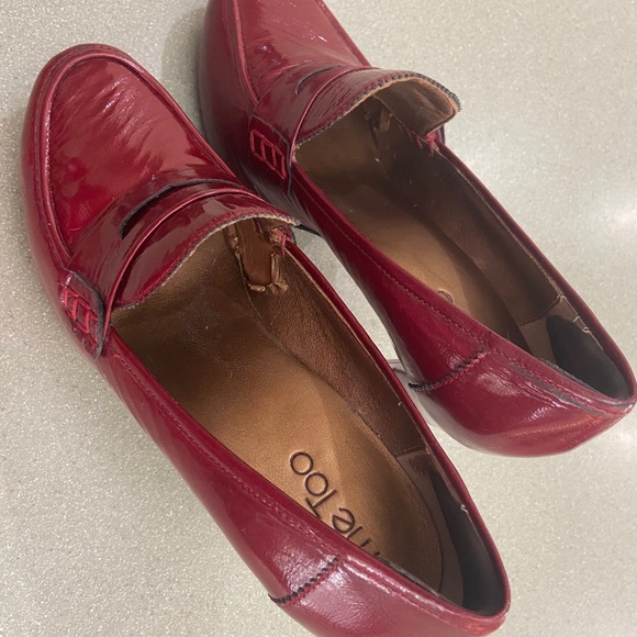 Me Too red patent leather loafer style pumps - Picture 7 of 11
